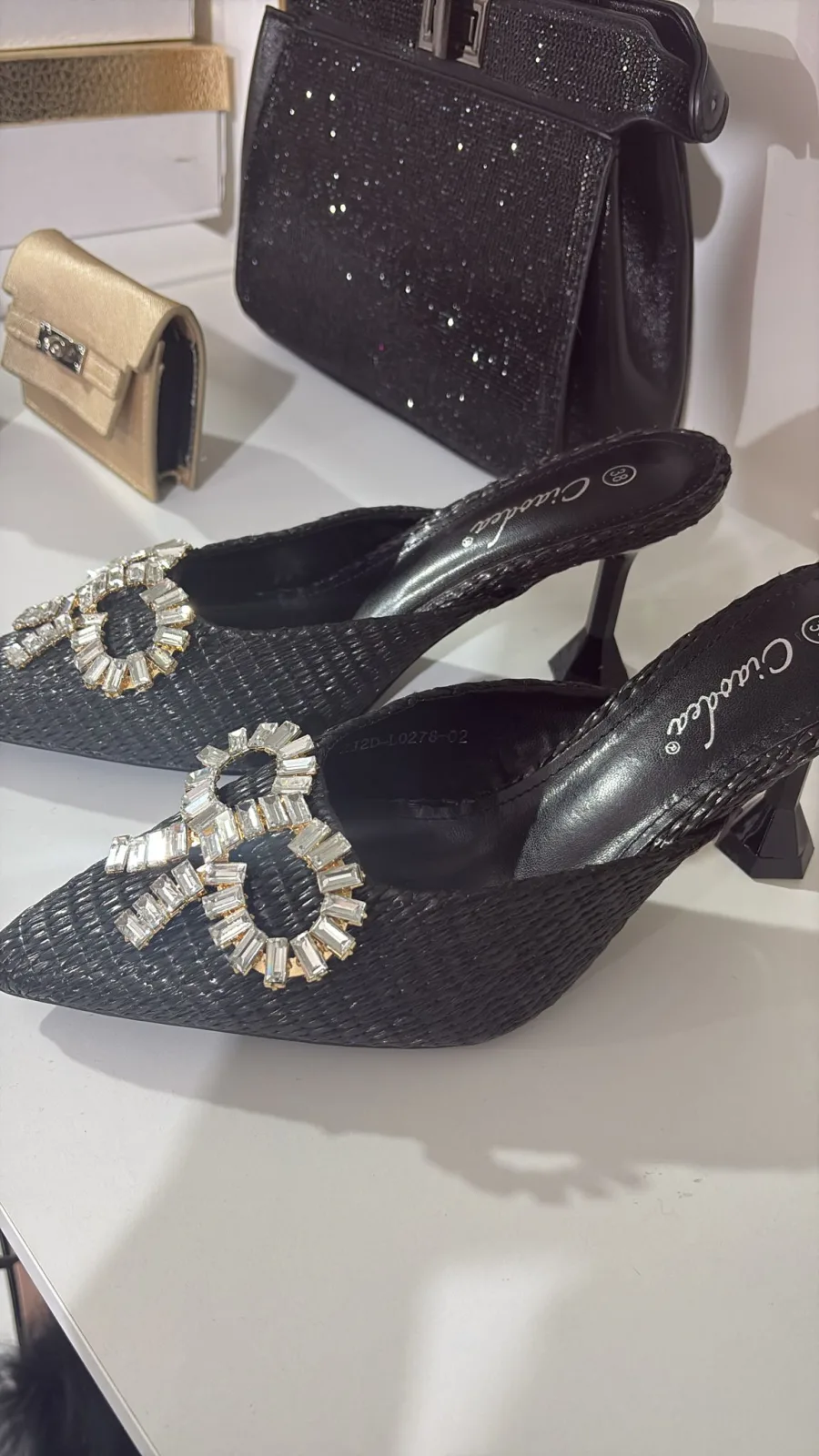 Sandalo nero in paglia